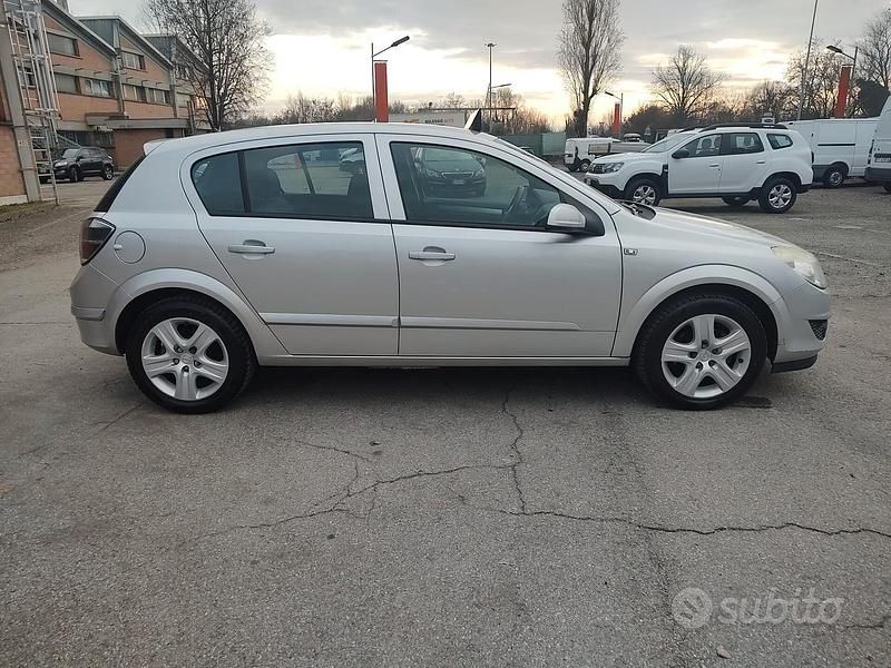 Usata Opel Astra Cosmo 116 CV (85 kW) 2010 Grigio Station wagon