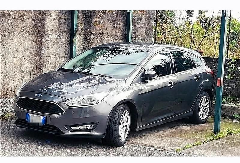 Begagnad Ford Focus 120 HK (88 kW) 2015 Grå Sedan