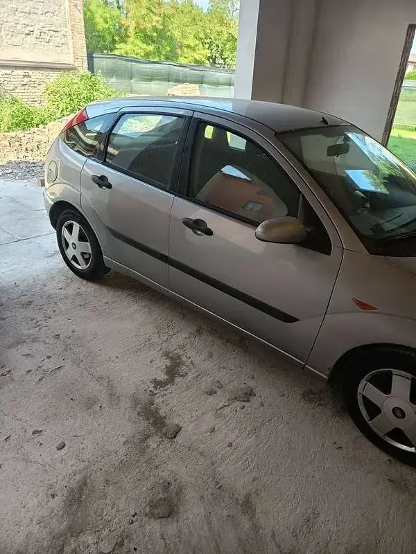 Usata Ford Focus Zetec 101 CV (74 kW) 2004 Argento Berlina