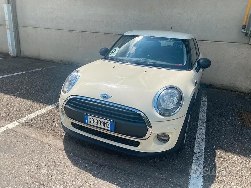 Begagnad Mini ONE 75 HK (55 kW) 2021 Gul Halvkombi