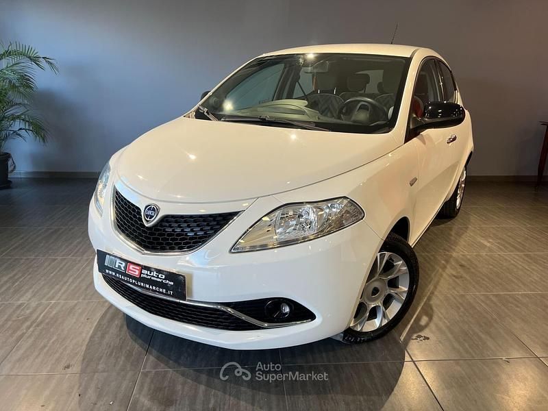 Usata Lancia Ypsilon Gold 69 CV (50 kW) 2016 Bianco Utilitaria
