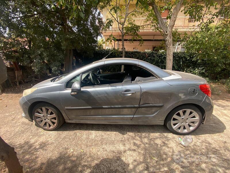 Usato 2007 Peugeot 207 CC 1.6 Benzin (2.500 €)