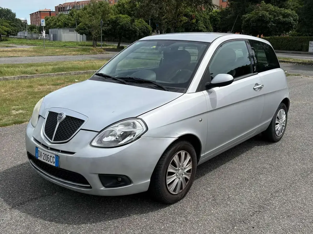 Usata Lancia Ypsilon 77 CV (56 kW) 2009 Argento Utilitaria
