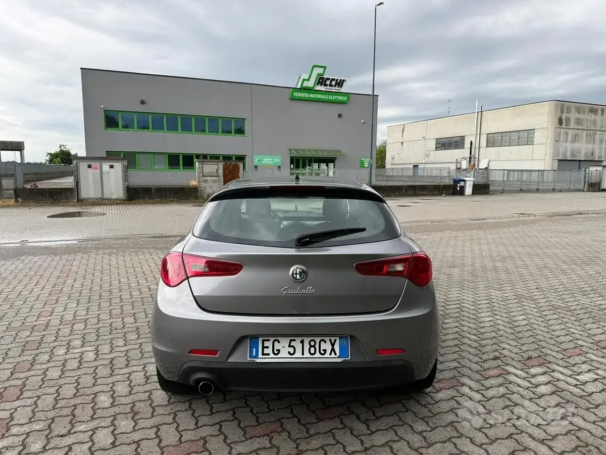 Usata Alfa Romeo Giulietta Distinctive 105 CV (77 kW) 2011 Grigio Utilitaria