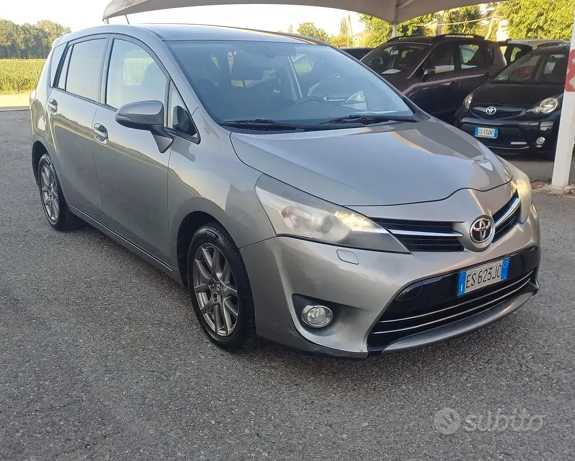 Usata Toyota Verso Active 124 CV (91 kW) 2013 Grigio Monovolume
