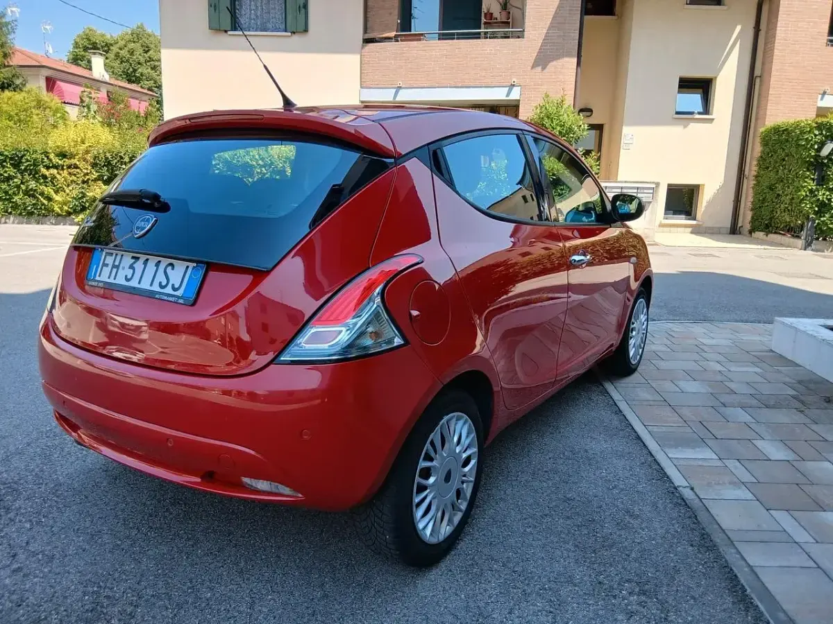 Usata Lancia Ypsilon Silver 69 CV (50 kW) 2017 Rosso Utilitaria