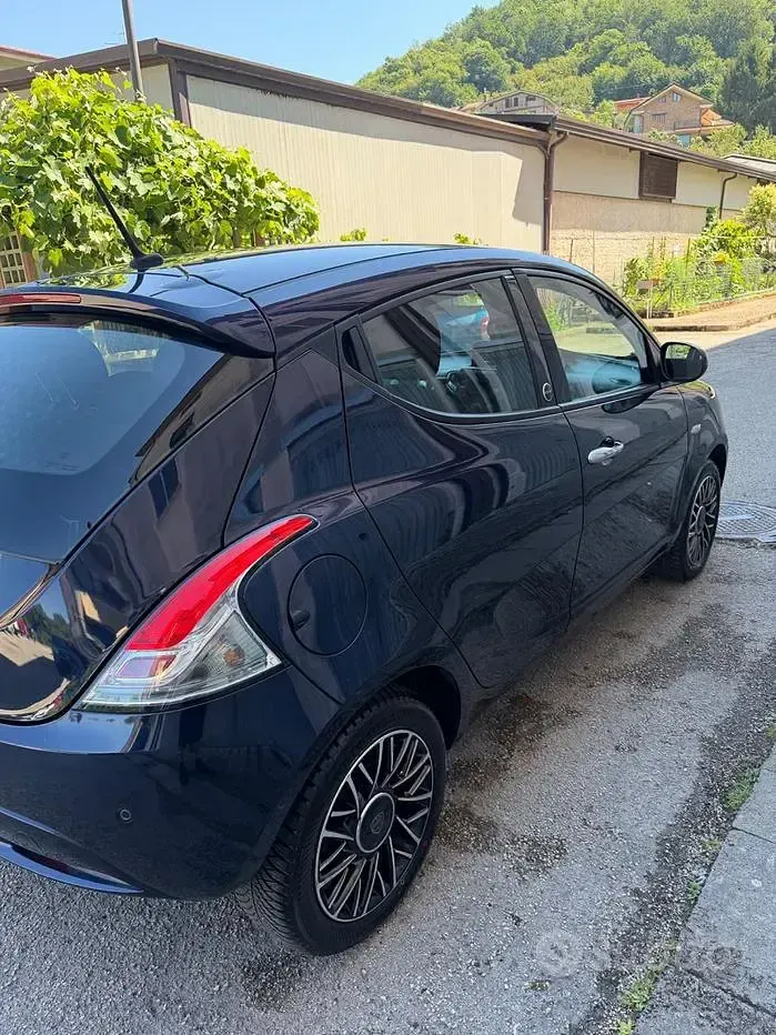 Usata Lancia Ypsilon Gold 69 CV (50 kW) 2018 Bluazzurro Utilitaria