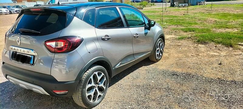 Usata Renault Captur 116 CV (85 kW) 2019 Grigio SUV