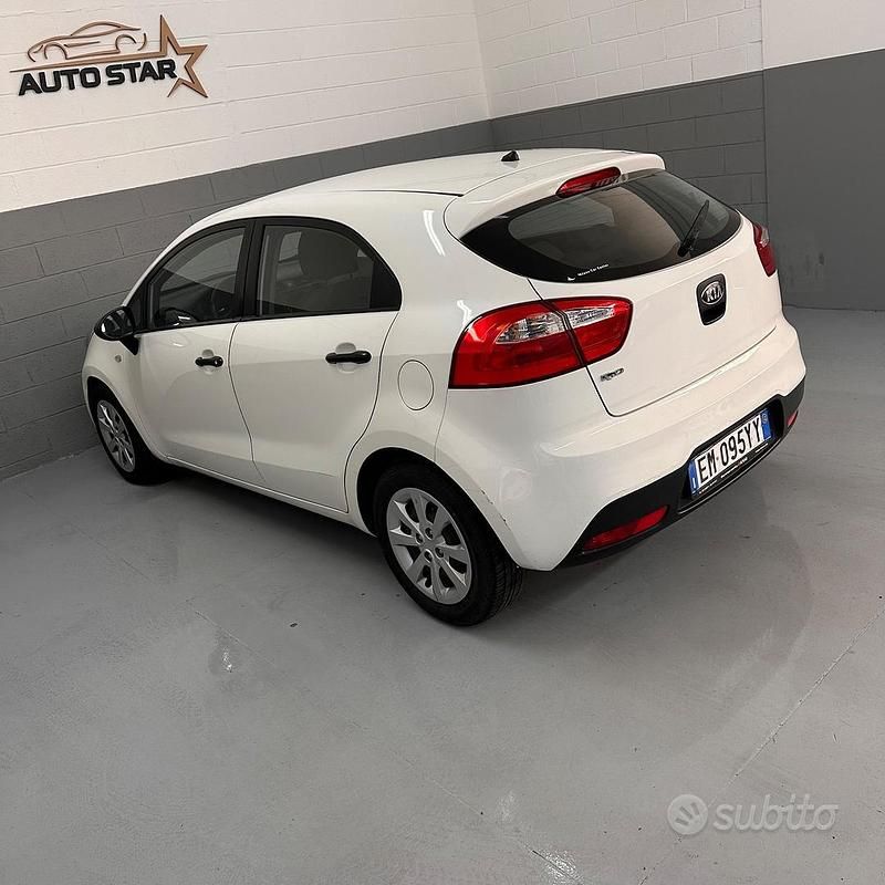 Usata Kia Rio LX 84 CV (61 kW) 2012 Bianco Berlina