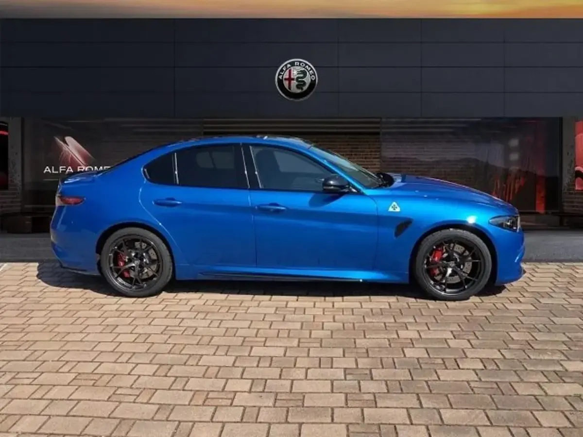 Nuova Alfa Romeo Giulia Quadrifoglio 518 CV (380 kW) 2026 Blu Berlina
