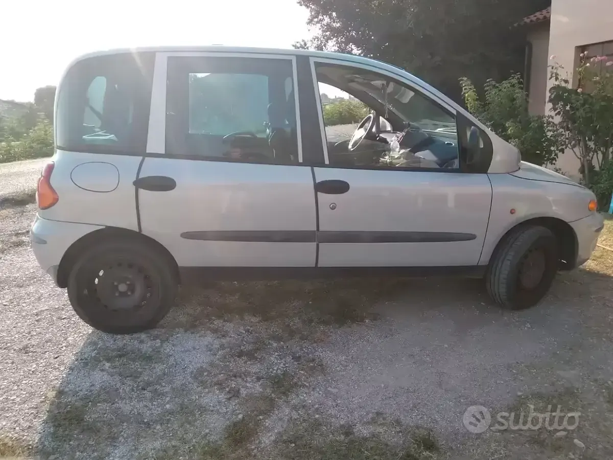 Usata Fiat Multipla 103 CV (75 kW) 2002 Grigio Monovolume