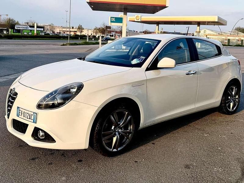 Usata Alfa Romeo Giulietta Distinctive 105 CV (77 kW) 2014 Bianco Utilitaria