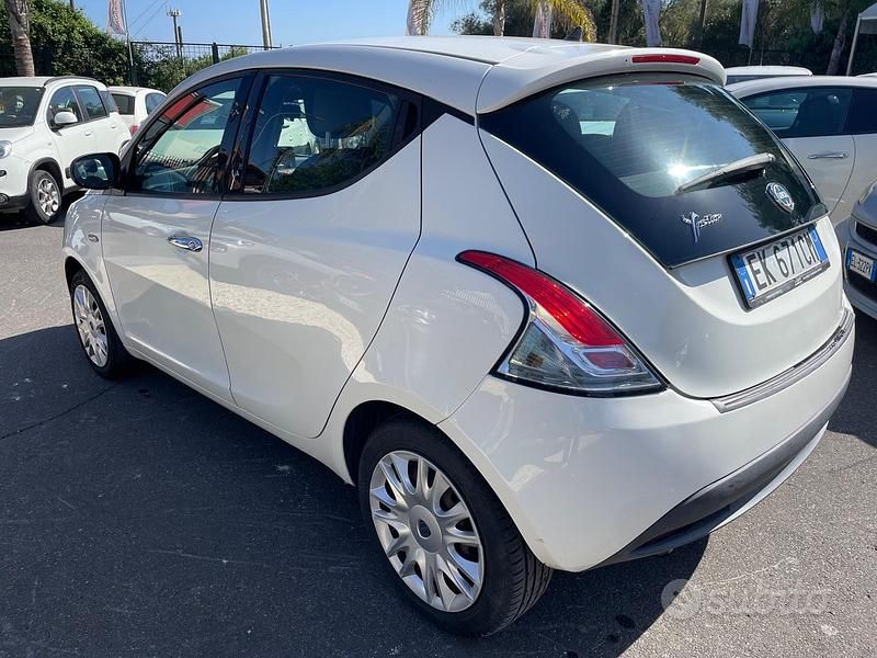 Gebraucht Lancia Ypsilon Silver 69 PS (50 kW) 2012 Weiß Kleinwagen