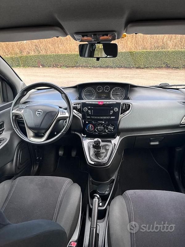 Usata Lancia Ypsilon 80 CV (58 kW) 2016 Blu Utilitaria