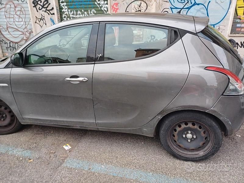Usado Lancia Ypsilon 69 HP (50 kW) 2012 Cinzento Citadino
