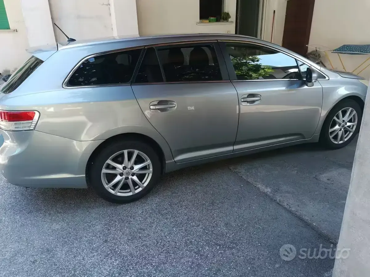 Usata Toyota Avensis 126 CV (92 kW) 2011 Grigio Station wagon