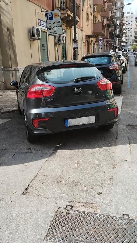 Nero Usata 2016 Kia Rio Utilitaria | 6600 € (Buon prezzo) - Immagine 1/4