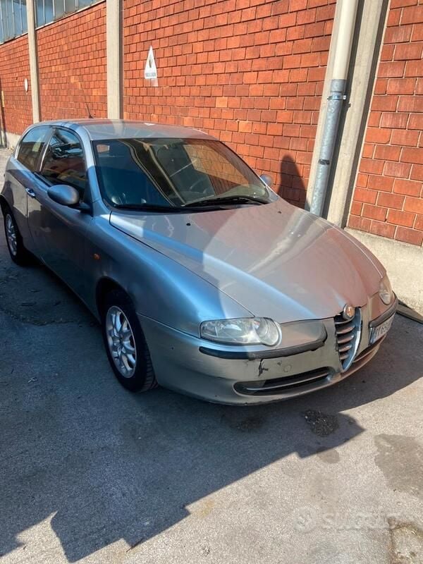 Grigio Usata 2002 Alfa Romeo 147 Utilitaria | 800 € (Buon prezzo) - Immagine 1/4