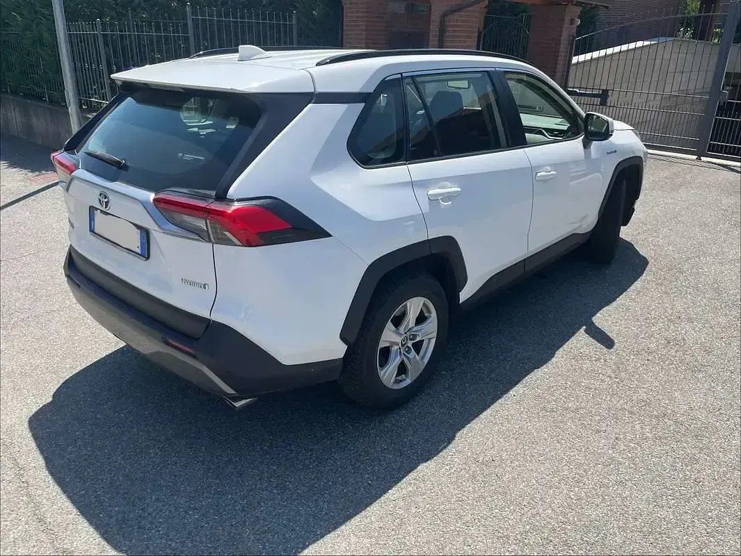 Usata Toyota RAV4 Hybrid Active 178 CV (130 kW) 2019 Bianco SUV