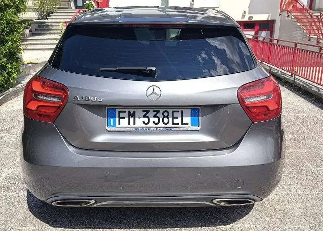 Usata Mercedes A180 Premium 109 CV (80 kW) 2017 Grigio Utilitaria