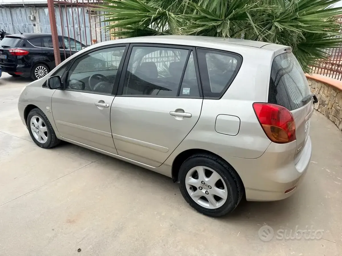 Usata Toyota Corolla Verso 116 CV (85 kW) 2003 Grigio Monovolume