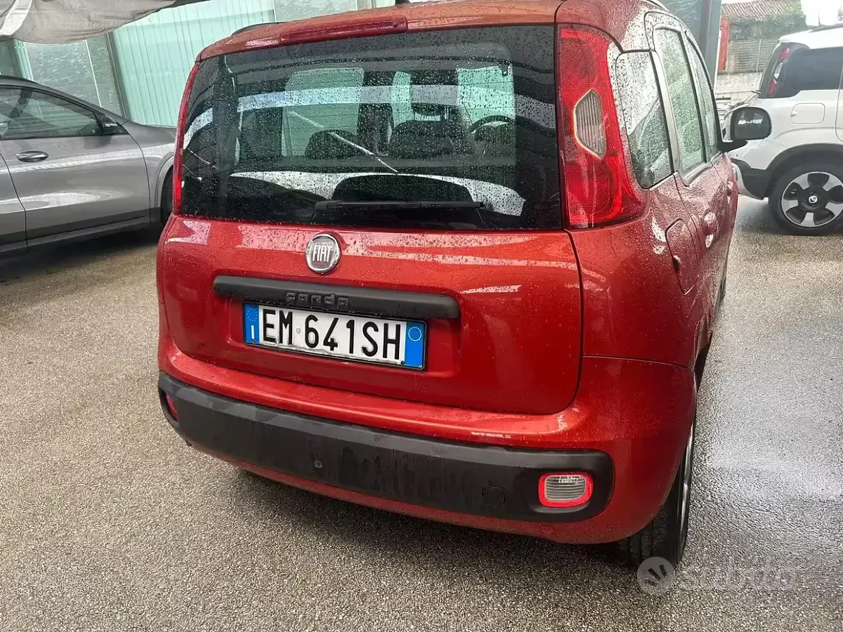 Usata Fiat Panda Lounge 75 CV (55 kW) 2012 Rosso Utilitaria