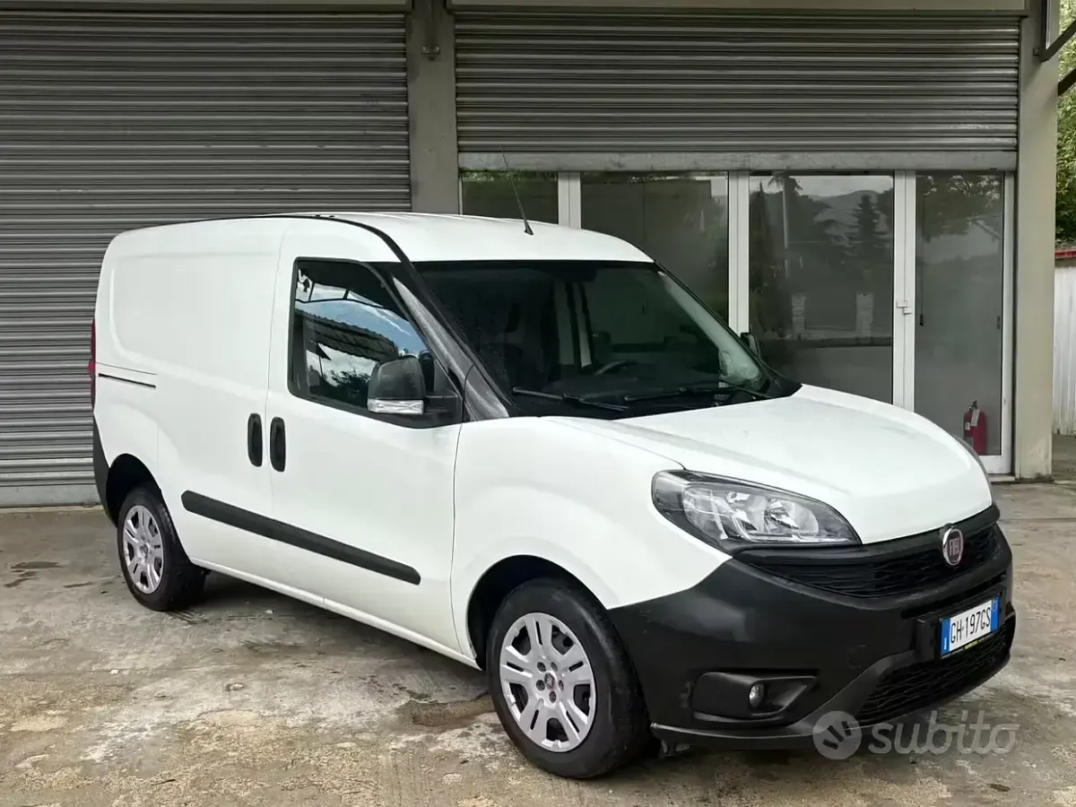 Usata Fiat Doblò 105 CV (77 kW) 2022 Bianco Monovolume