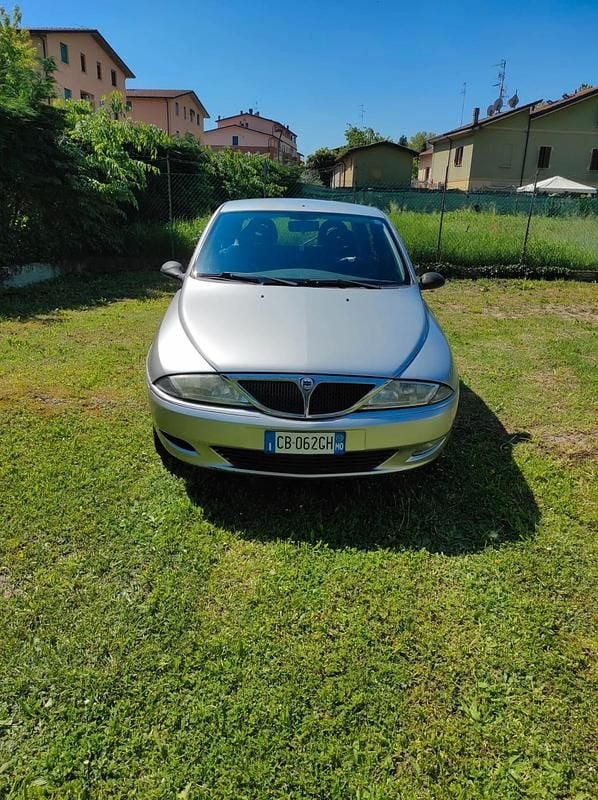 Usata Lancia Ypsilon 60 CV (44 kW) 2002 Argento Utilitaria