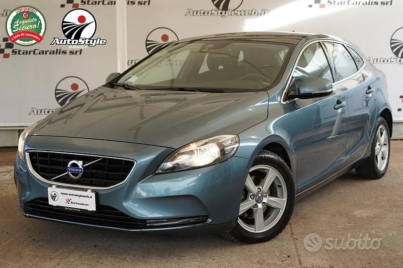 Usata Volvo V40 Kinetic 115 CV (84 kW) 2014 Blu Berlina