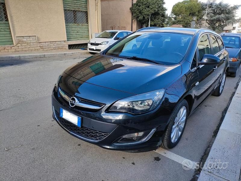 Usata Opel Astra Cosmo 140 CV (102 kW) 2013 Nero Station wagon