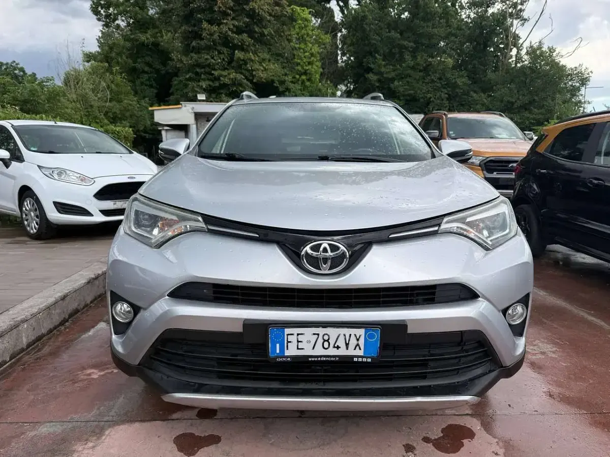Usata Toyota RAV4 Lounge 143 CV (105 kW) 2016 Argento SUV