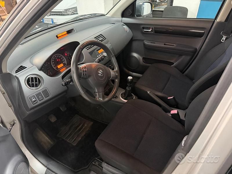 Usata Suzuki Swift GL 92 CV (67 kW) 2006 Grigio Utilitaria