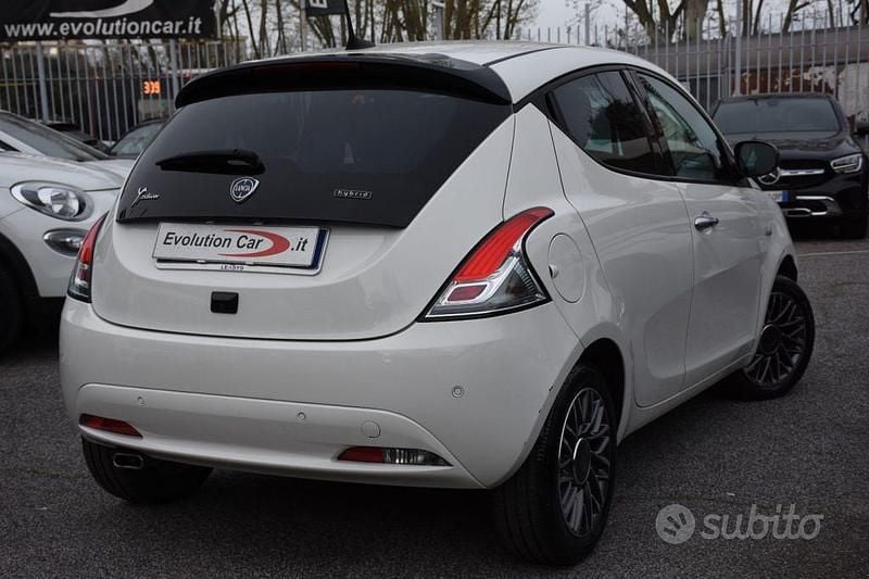 Usata Lancia Ypsilon Gold 69 CV (50 kW) 2023 Bianco pastello Utilitaria
