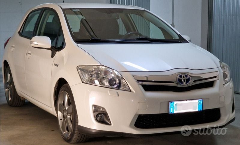 Usata Toyota Auris Hybrid Executive 99 CV (72 kW) 2011 Bianco Berlina