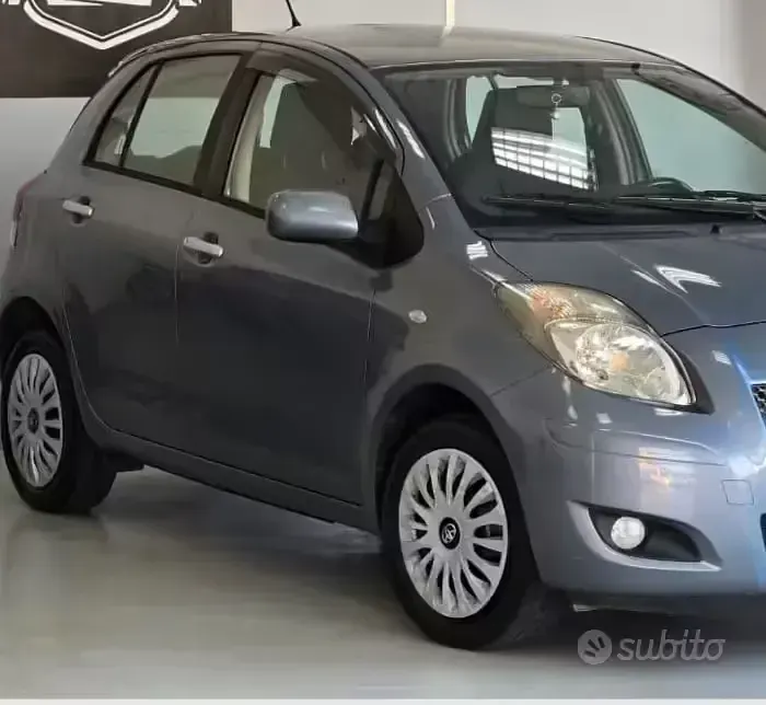 Usata Toyota Yaris 65 CV (47 kW) 2010 Grigio Utilitaria
