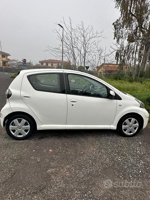 Usata Toyota Aygo Connect Style 72 CV (52 kW) 2012 Bianco Utilitaria