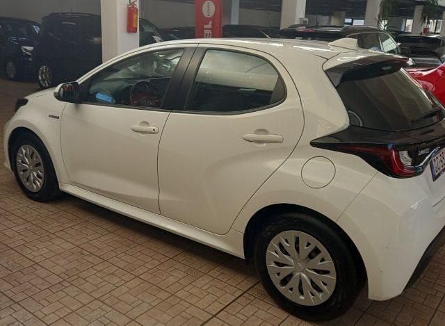 Usata Toyota Yaris Hybrid Active 73 CV (53 kW) 2020 Bianco Berlina