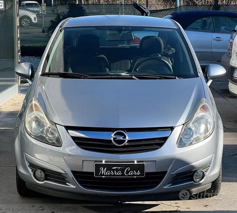 Grigio Usata 2008 Opel Corsa Club Tre volumi | 2500 € (Buon prezzo) - Immagine 1/4