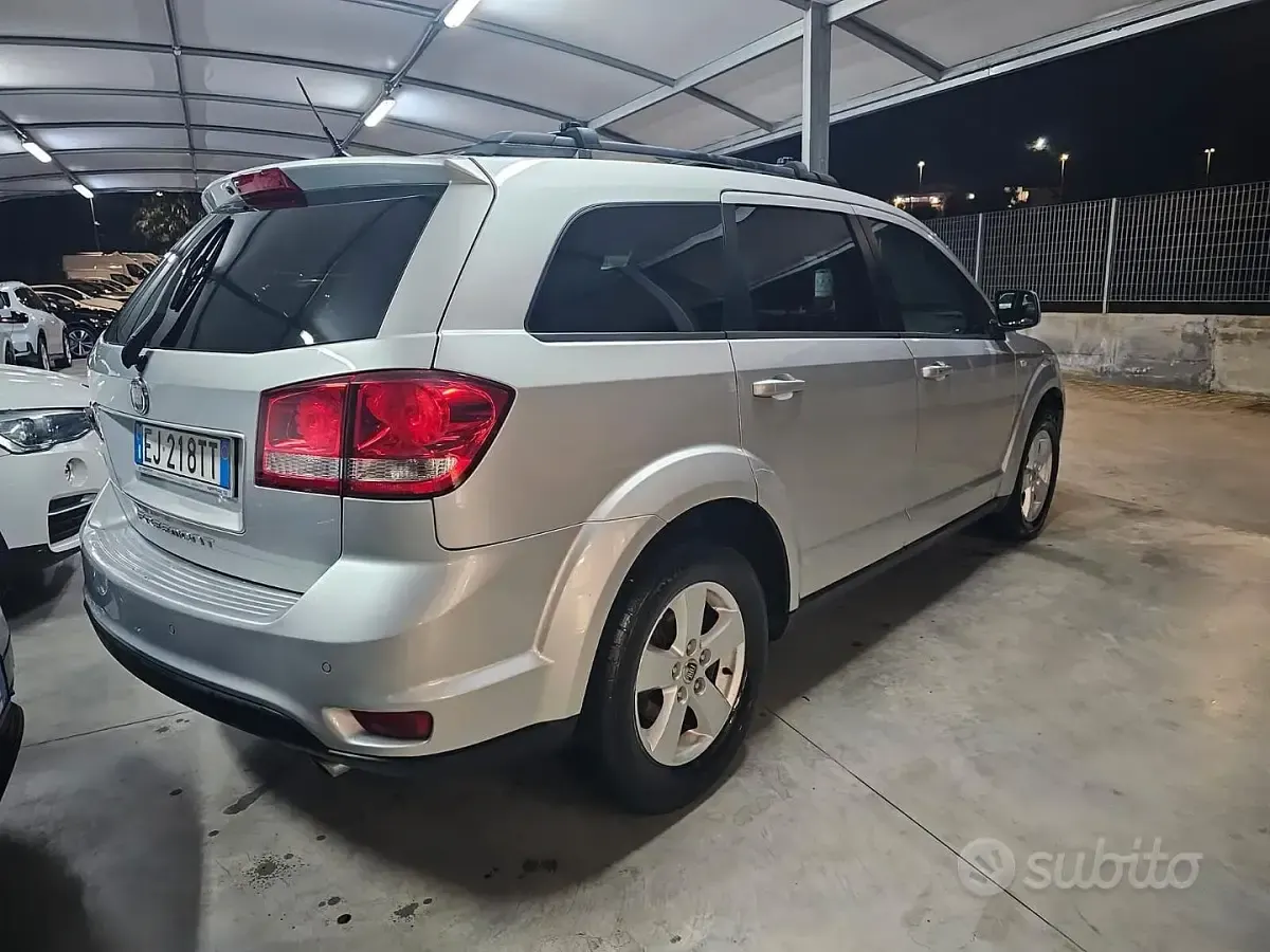 Käytetty Fiat Freemont 140 HP (102 kW) 2011 Hopea Katumaasturi