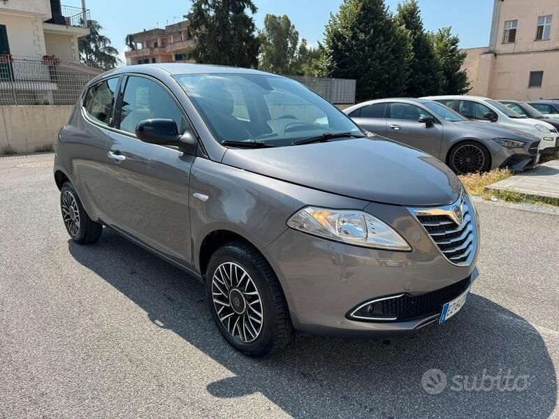 Usata Lancia Ypsilon 69 CV (50 kW) 2015 Grigio Utilitaria