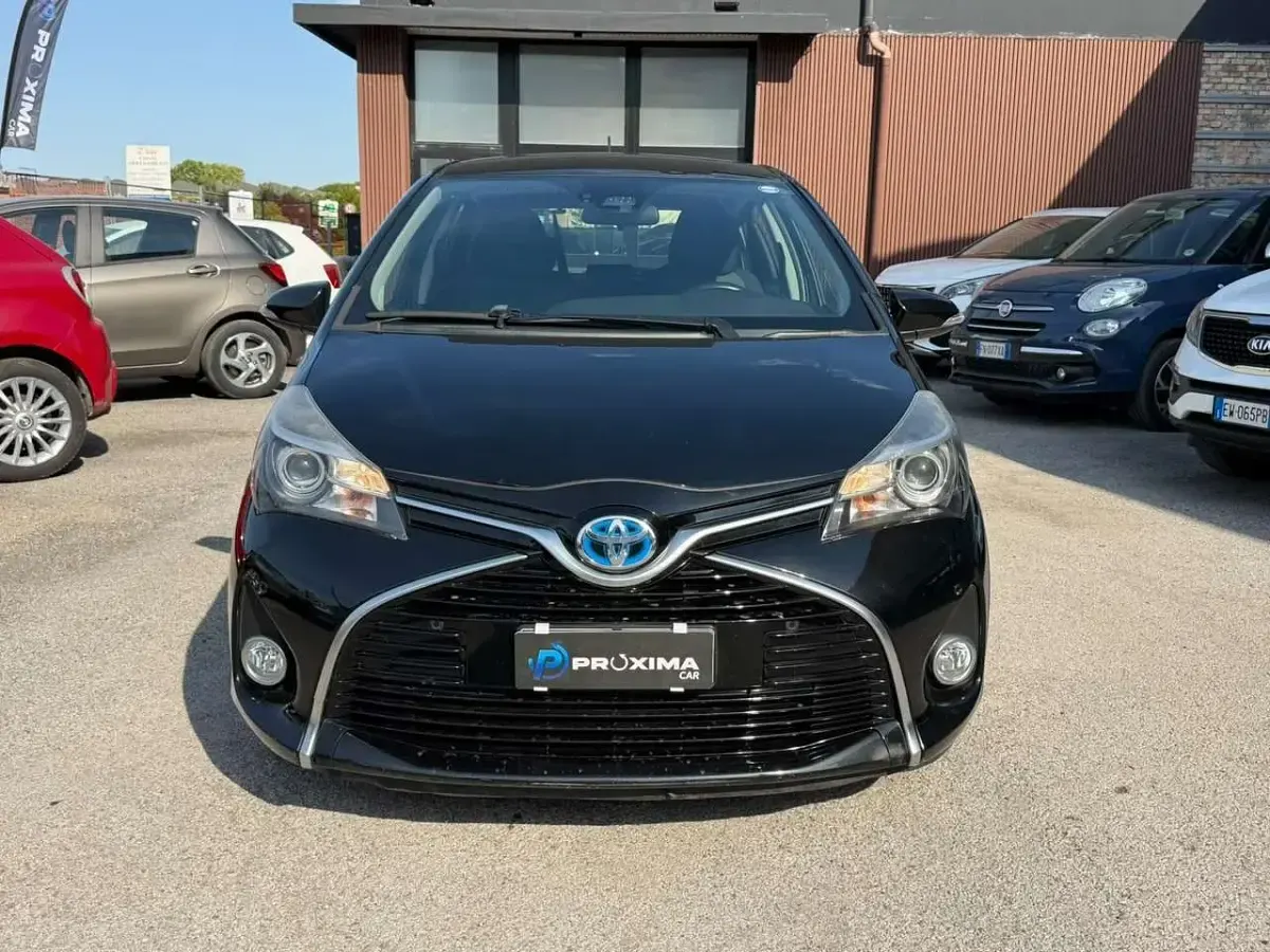 Usata Toyota Yaris Hybrid Active 101 CV (74 kW) 2016 Nero Berlina