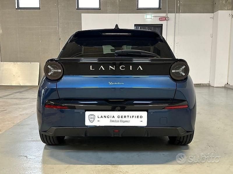 Usata Lancia Ypsilon 114 kW (156 CV) 2024 Blu Utilitaria