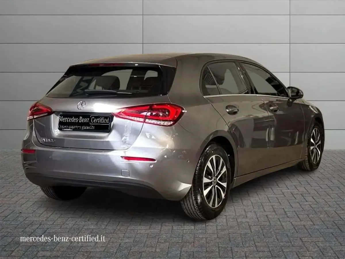 Usata Mercedes A180 Business 116 CV (85 kW) 2022 Grigio montagna Berlina