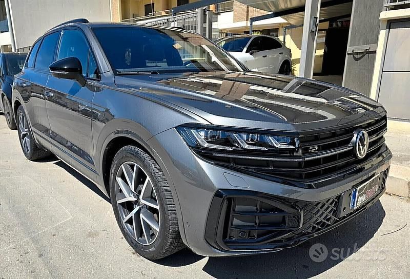 Grigio Usata 2024 VW Touareg R-line SUV | 62.990 € (Buon prezzo) - Immagine 1/4