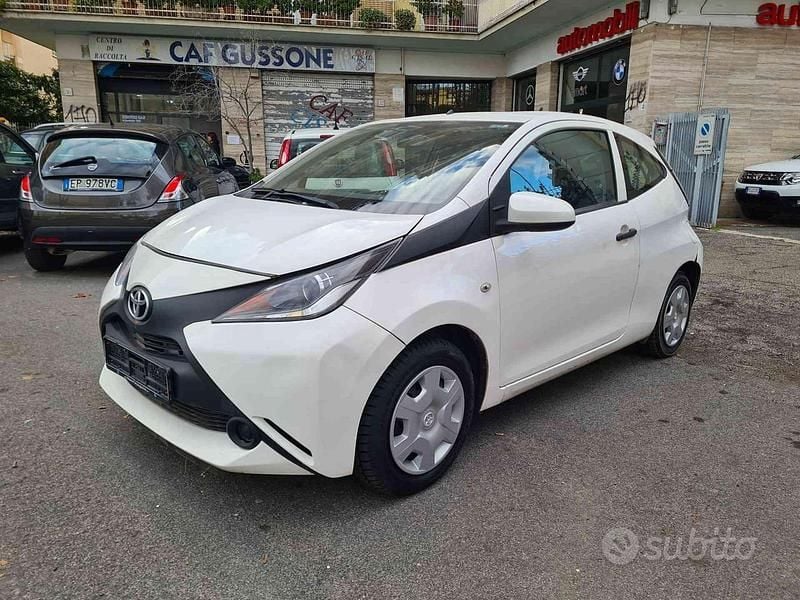 Second-hand Toyota Aygo 69 CP (50 kW) 2017 Alb Hatchback