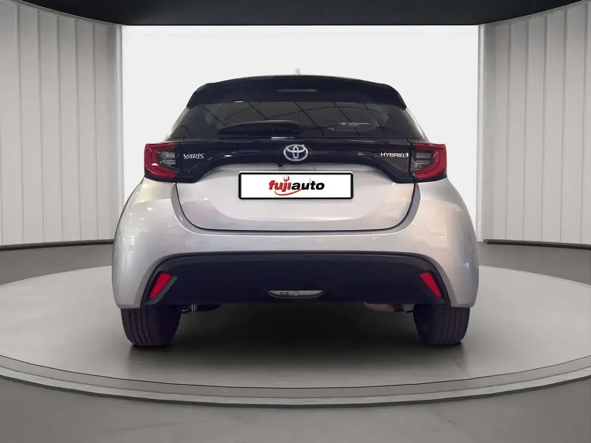 Usata Toyota Yaris Trend 116 CV (85 kW) 2023 Silver metallic Utilitaria
