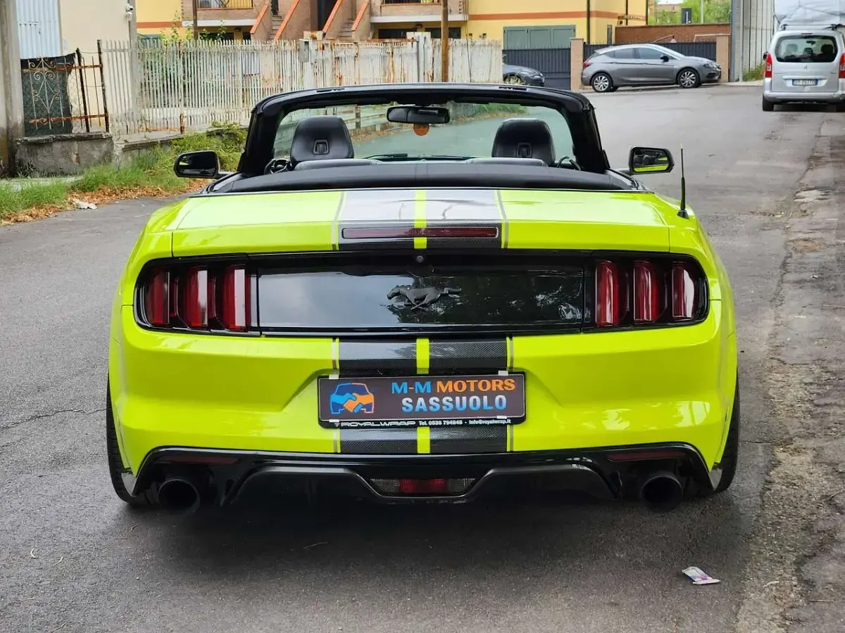 Usata Ford Mustang Convertible 317 CV (233 kW) 2017 Verde fluo camaleonte Cabrio