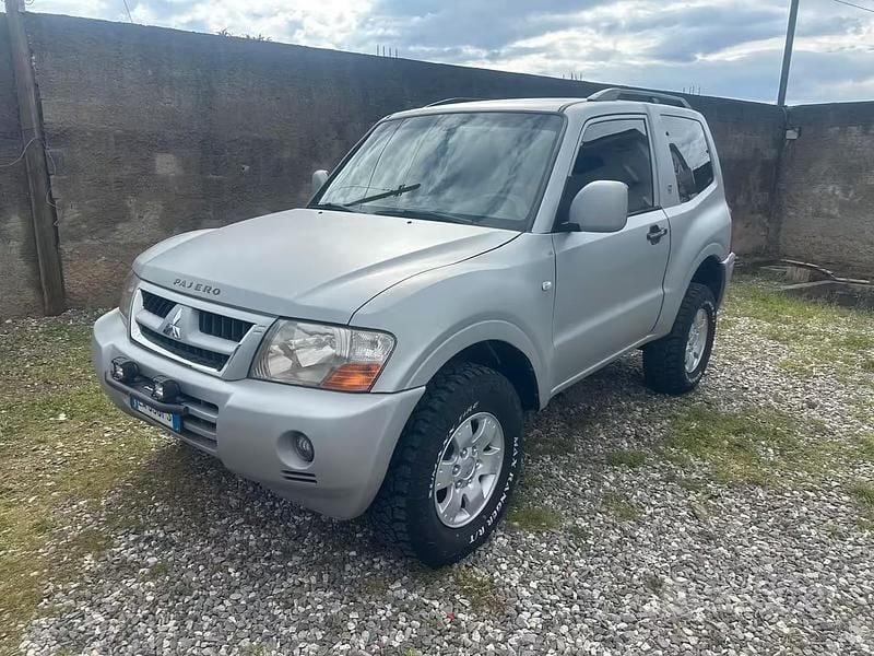 Usata Mitsubishi Pajero Invite 160 CV (117 kW) 2008 Grigio SUV