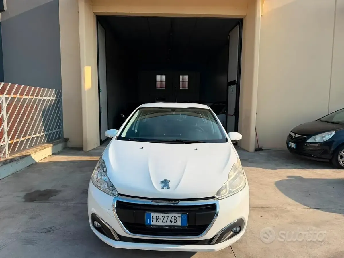 Usata Peugeot 208 Active 102 CV (75 kW) 2018 Bianco Utilitaria