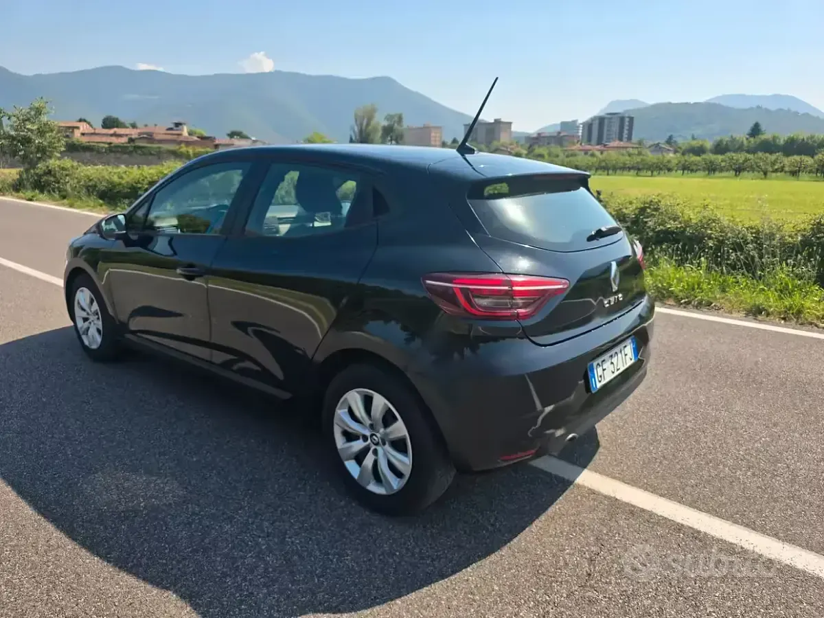 Usata Renault Clio V 101 CV (74 kW) 2022 Nero Berlina